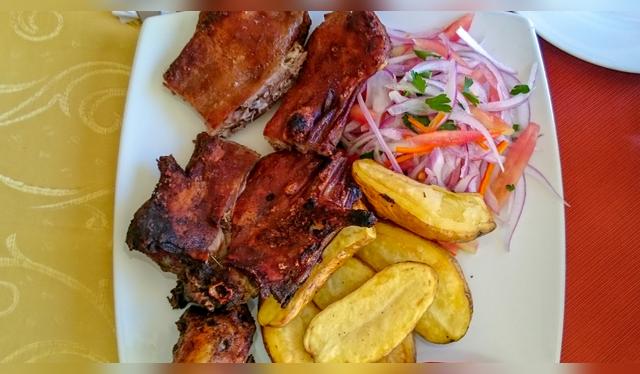 Cuy con papas y ensalada.   