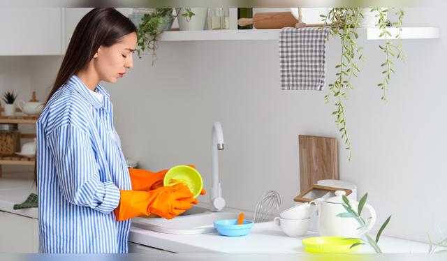 El agua caliente y el jabón son esenciales para limpiar utensilios de cocina.   