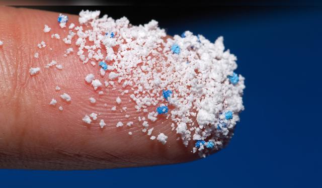 Los microplásticos desprendidos se adhieren a frutas, verduras y carnes sin que podamos verlos. Los microplásticos desprendidos se adhieren a frutas, verduras y carnes sin que podamos verlos.