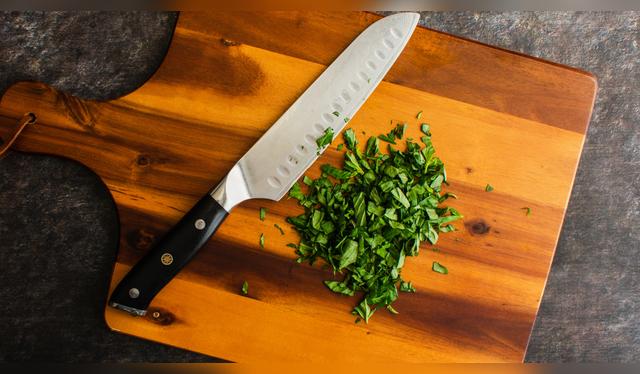 Las tablas de picar de plástico pueden liberar millones de microplásticos con cada año de uso intensivo. Las tablas de picar de plástico pueden liberar millones de microplásticos con cada año de uso intensivo.