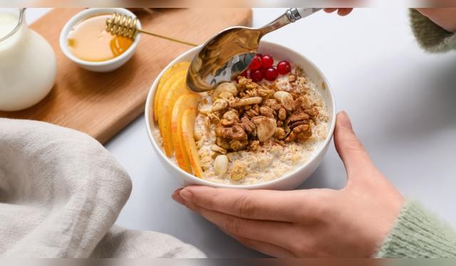 La avena se puede acompañar de frutos secos y frutas frescas. Fuente: Shutterstock. La avena se puede acompañar de frutos secos y frutas frescas. Fuente: Shutterstock.