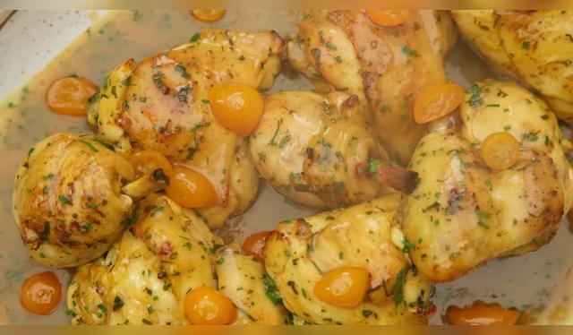 Giacomo Bocchio muestra cómo preparar un pollipavo jugoso y aromático con una salsa clásica de naranja. Giacomo Bocchio muestra cómo preparar un pollipavo jugoso y aromático con una salsa clásica de naranja.