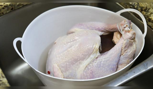 Puedes descongelar el pavo en agua fría o trasladarlo del congelador al refrigerador.   