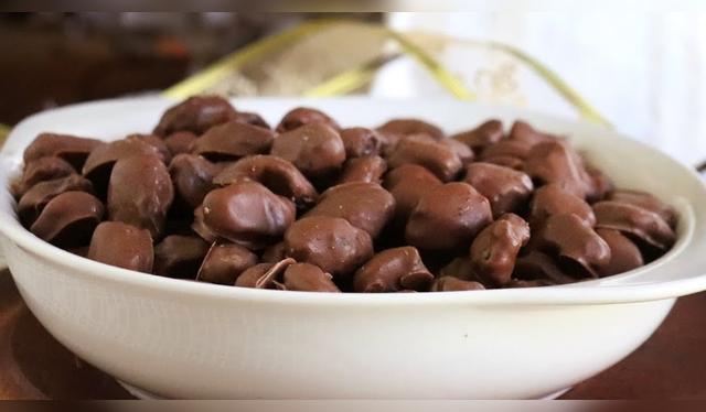 Pasas cubiertas en chocolate amargo: sencillas y deliciosas. Pasas cubiertas en chocolate amargo: sencillas y deliciosas.
