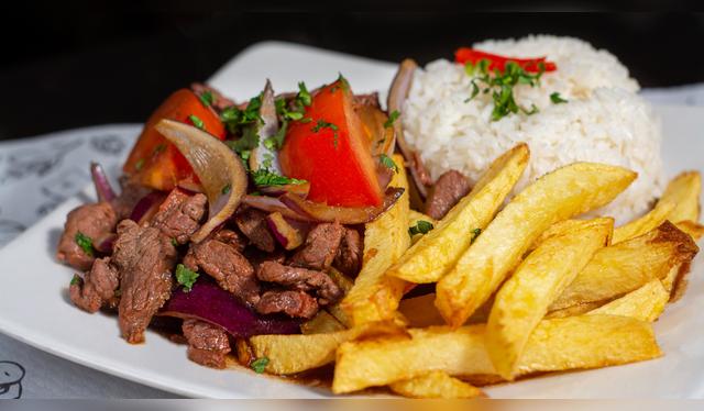 Lomo saltado.   