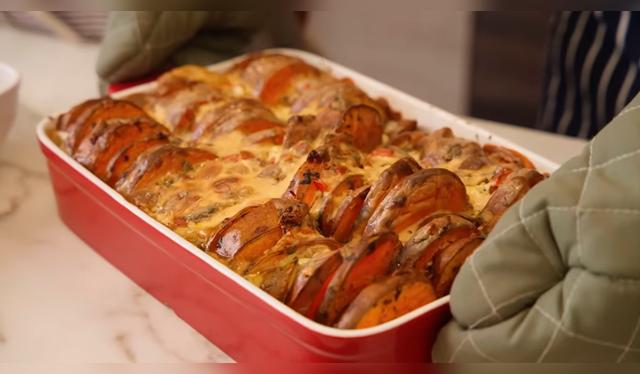  El pastel de camotes lleva ajos confitados y huacatay, que aportan aroma y profundidad. 