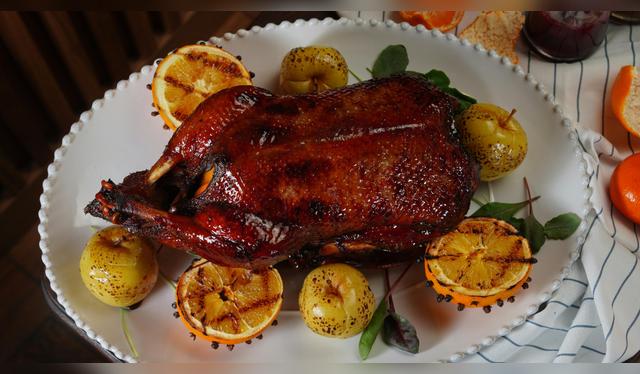 Si buscas algo diferente al pavo, el pato asado eleva la cena de Nochebuena. Si buscas algo diferente al pavo, el pato asado eleva la cena de Nochebuena.