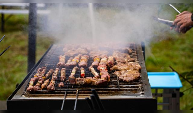 Cuando la Navidad se vuelve más relajada, las carnes ahumadas toman el lugar del pavo. Cuando la Navidad se vuelve más relajada, las carnes ahumadas toman el lugar del pavo.