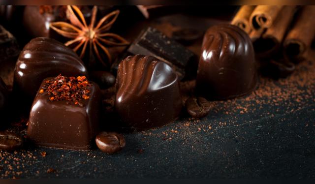 La preparación incluye mezclar y formar los bombones, rellenarlos y bañarlos en chocolate. Fuente: Shutterstock.   
