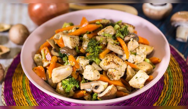 Para reducir el riesgo, se recomienda sustituir carnes procesadas por fuentes de proteínas más saludables, como pollo y pescado.   