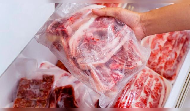 Guarda la carne en el congelador.   