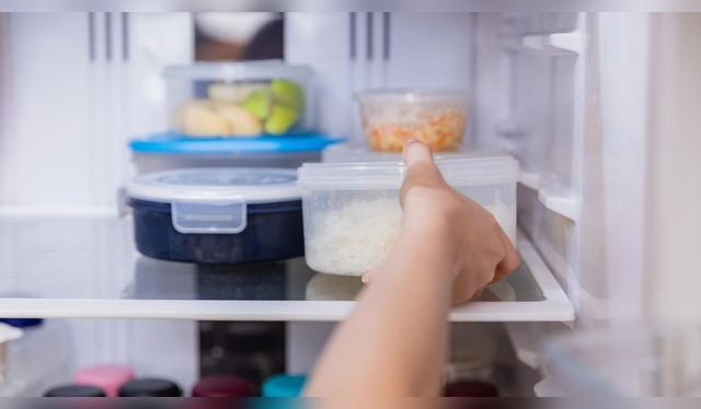 Guarda la comida en el refrigerador.   