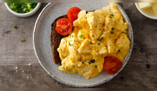 Se recomienda evitar consumir con frecuencia los huevos revueltos. Fuente: Shutterstock.   