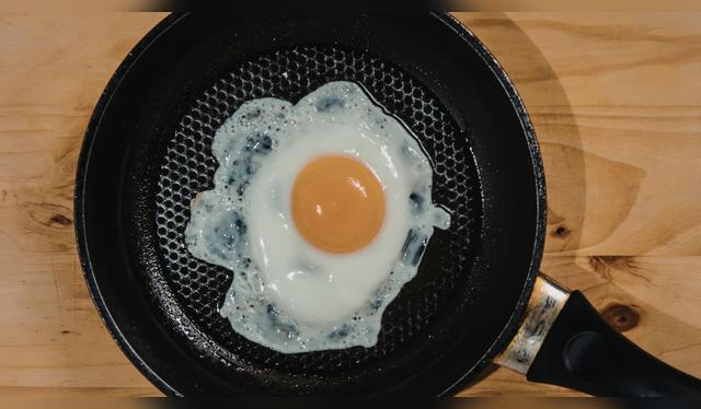 Evitar el exceso de aceite al cocinar huevos ayuda a mantener una alimentación más saludable.   