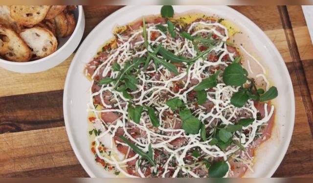 Una entrada fresca y ligera a base de láminas finas de charcutería.   