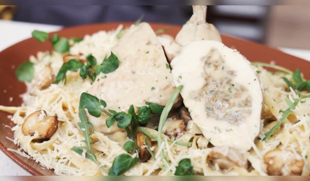 <em>Fettuccini a la crema con pollo relleno de duxelle, una combinación perfecta para una cena especial de San Valentín.</em>   