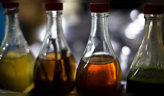 Esencias y extractos de hierbas y frutas para hacer mezclas a la medida del cliente. Esencias y extractos de hierbas y frutas para hacer mezclas a la medida del cliente.