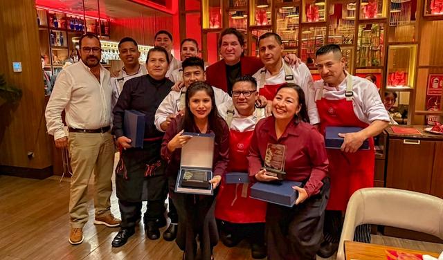 Parte del equipo de Madam Tusan junto a Gastón Acurio.  