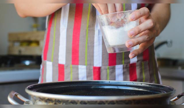 El chef David Guibert recomienda usar tres dedos por comensal y dividir la sal en tres momentos de cocción para lograr un sabor equilibrado. Foto: Envato  