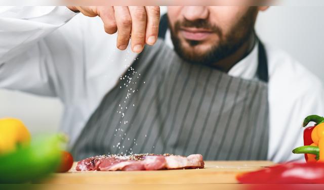 El consumo excesivo de sal eleva el riesgo de hipertensión, enfermedades cardiovasculares, daño renal y retención de líquidos. Foto: Envato  