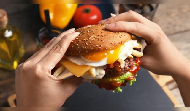 Las hamburgueserías peruanas apuestan por sabores innovadores con fusiones dulces, salsas especiales e ingredientes gourmet. Foto: Envato  