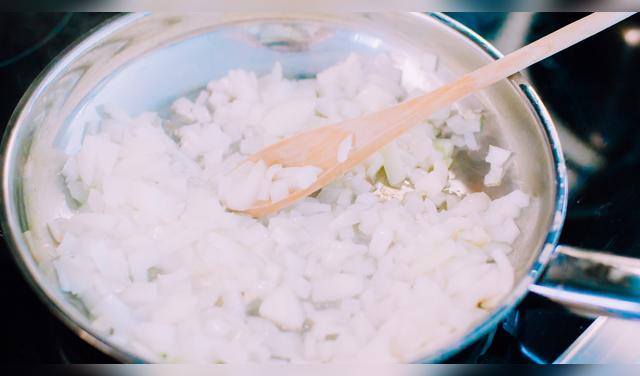 El arroz recién hecho arruina el chaufa porque su exceso de humedad y calor libera almidón al contacto con el wok. Foto: Envato  