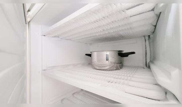 Antes de cocinarlo, desmenuza el arroz frío con un tenedor y añade unas gotas de agua si está muy seco para recuperar su textura suelta. Foto: Envato   