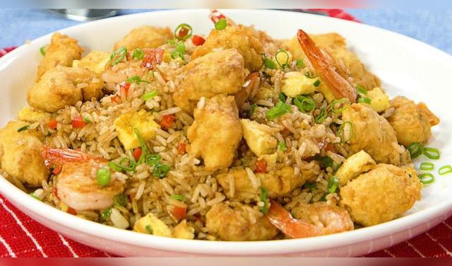 El arroz frío y reposado mantiene los granos firmes y separados, permitiendo que absorban mejor los sabores sin volverse pastosos. Foto: Envato  