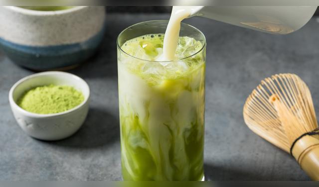 Elige un matcha de grado ceremonial o premium y combínalo con leche entera o de avena tipo barista para lograr un latte más dulce, cremoso y equilibrado. Foto: Envato  