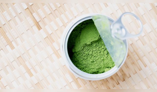 Guarda el matcha en un recipiente hermético y opaco, preferiblemente refrigerado, para conservar su color, frescura y sabor por más tiempo. Foto: Envato   