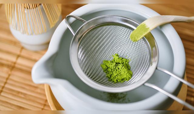 Tamiza el matcha antes de prepararlo y mézclalo con agua a 70 °C–80 °C para evitar grumos y reducir el amargor. Foto: Envato  