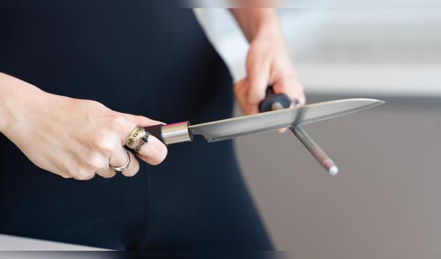 El cuchillo de chef destaca en tareas intensivas y cortes grandes, mientras que el Santoku sobresale por su precisión en cortes finos y delicados. Foto: Envato  