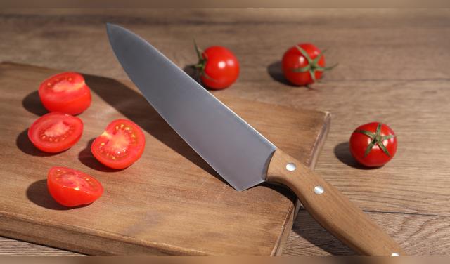 El cuchillo de chef resalta por su hoja larga y curva, diseñada para realizar cortes rápidos mediante un movimiento de balanceo continuo sobre la tabla. Foto: Envato  