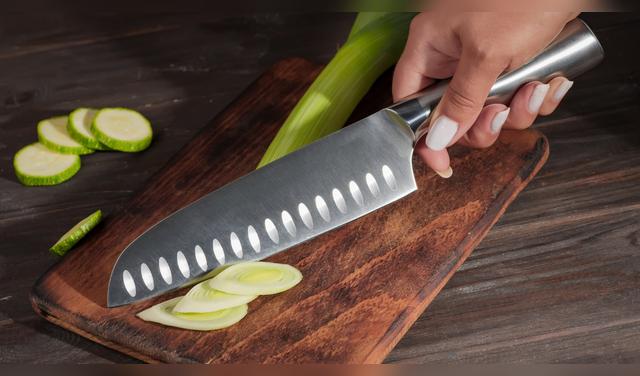 El cuchillo Santoku destaca por su diseño compacto y ligero, que ofrece mayor control, reduce la fatiga y facilita cortes precisos. Foto: Envato  