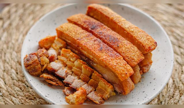 Panceta y pierna son los cortes más recomendados para preparar chicharrón. Foto: Envato   