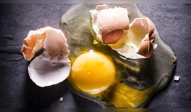 La forma más segura de comprobar un huevo es abrirlo: si no huele mal, puede consumirse. Foto: Envato   