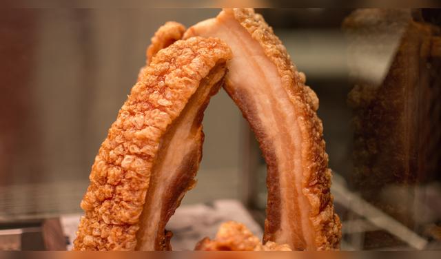 Para hacer chicharrón peruano en el extranjero, busca panceta (pork belly), pernil (pork leg) o codillo (pork shank), siempre con piel (skin-on). Foto: Envato  