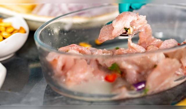 El ceviche prehispánico se preparaba con pescado fresco macerado en ají limo, tumbo y sal, mucho antes de la llegada del limón traído por los españoles. Foto: Envato  