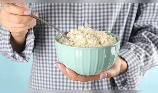El queso cottage vuelve a destacar por su alto valor nutricional, textura cremosa y versatilidad en todo tipo de preparaciones. Foto: Envato  