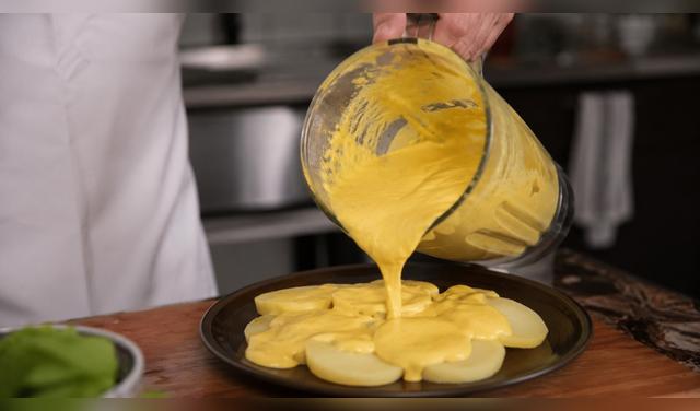 La crema se licúa hasta quedar suave y muy picante, luego se sirve sobre papas con su clásica decoración para disfrutar una versión intensa. Foto: Envato  