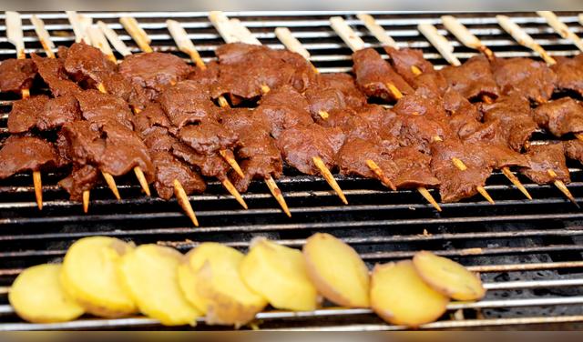 Chola Pink llevará los anticuchos peruanos a Nueva York con una propuesta que apuesta por la autenticidad y el talento del chef Jaime Pesaque junto a Daddy Yankee. Foto: Envato Chola Pink llevará los anticuchos peruanos a Nueva York con una propuesta que apuesta por la autenticidad y el talento del chef Jaime Pesaque junto a Daddy Yankee. Foto: Envato