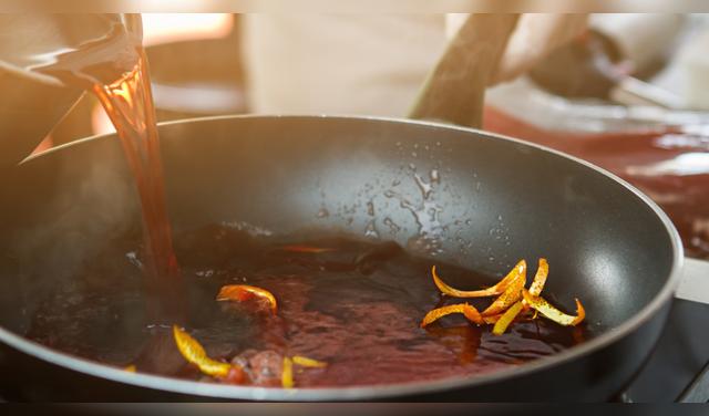 Cocinar durante mucho tiempo alimentos ácidos puede acelerar el desgaste de la base antiadherente. Foto: Envato Cocinar durante mucho tiempo alimentos ácidos puede acelerar el desgaste de la base antiadherente. Foto: Envato