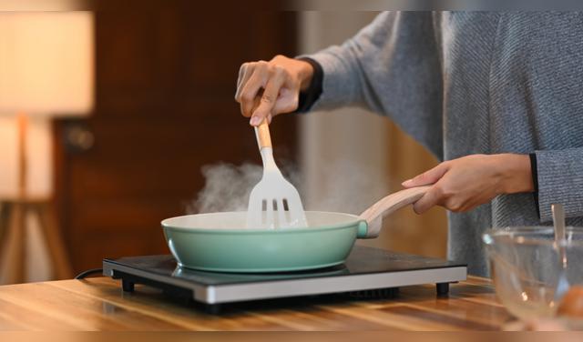Nunca calientes una sartén antiadherente vacía para evitar dañar el recubrimiento. Foto: Envato Nunca calientes una sartén antiadherente vacía para evitar dañar el recubrimiento. Foto: Envato