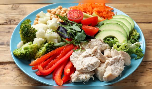 La mejor hora para cenar según la ciencia y tu reloj biológico  