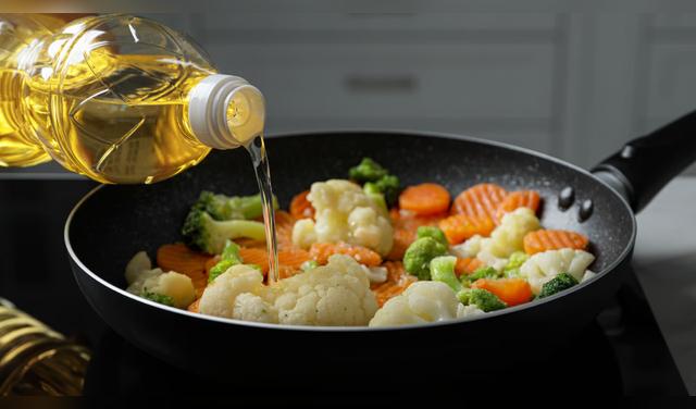 Evita untar el aceite en la sartén antes de añadir los alimentos para evitar que se queme. Foto: Envato  