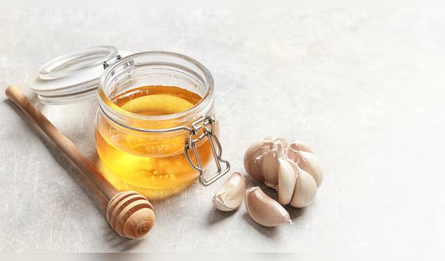 El ajo fermentado en miel puede ser una alternativa más suave para quienes presentan molestias al consumirlo crudo. Foto: Envato   