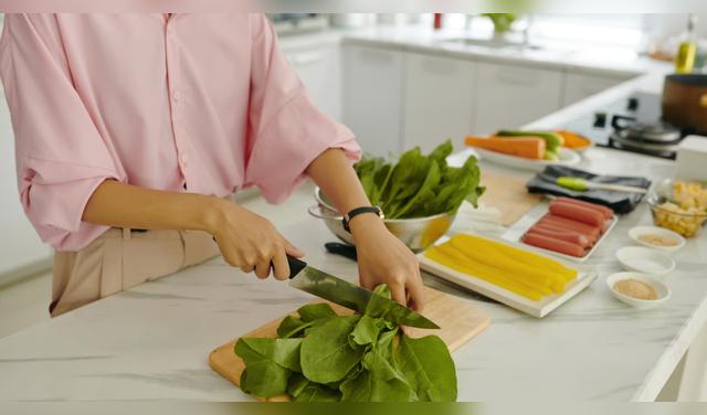 Una alimentación equilibrada prioriza la variedad y evita que ciertos productos desplacen a frutas, verduras y otros alimentos esenciales. Foto: Envato  