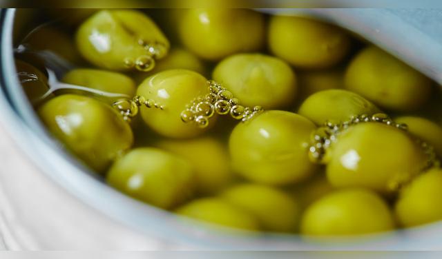 Revisa el aspecto, olor y textura de las aceitunas; si presentan señales de deterioro, deséchalas y mantenlas refrigeradas. Foto: Envato  