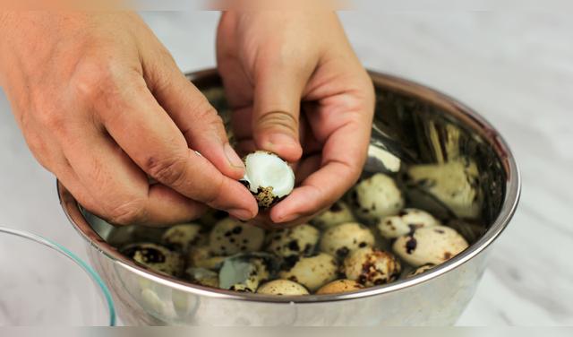 Enfría los huevos cinco minutos, agrieta suavemente la cáscara y pélalos desde el extremo más ancho. Foto: Envato   