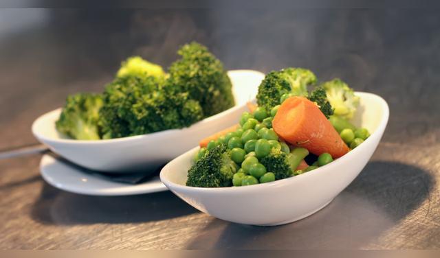 El brócoli congelado puede incorporarse directamente a sopas, guisos, salteados o guarniciones sin necesidad de descongelarlo previamente. Foto: Envato  